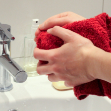 Στέγνωσε τα χέρια σου και κράτα μακριά τα μικρόβια