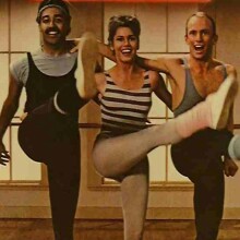 Όμορφοι και καρα-ντυμένοι: Καθημερινές ιστορίες εγκλεισμού από τη Νάντια Δρακούλα στο athensvoice.gr 