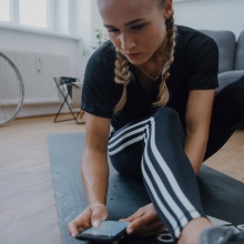 Κορίτσι γυμνάζεται στο σπίτι με τη βοήθεια του app της adidas