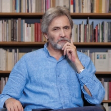 #menoumespiti με την Athens Voice: Ο συγγραφέας Γιάννης Καλπούζος περιγράφει μία μέρα στο σπίτι, εν μέσω πανδημίας κορωνοϊού