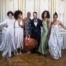 Ο σχεδιαστής Jacquemus ποζάρει αγκαλιά με έξι μοντέλα από το show του