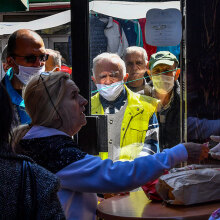 Κορωνοϊός στη Βόρεια Μακεδονία: Ουρές έξω από αρτοποιείο στα Σκόπια