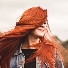 Κοπέλα με κόκκινα μαλλιά