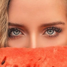 Πρόσωπο κοπέλας με πράσινα μάτια και έντονες βλεφαρίδες