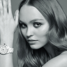 Η Lily Rose Depp με το J12 της Chanel