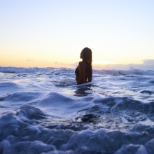 Γυναίκα που κολυμπά στη θάλασσα