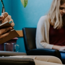 Η συγγραφέας Μανίνα Ζουμπουλάκη παραδίδει δωρεάν μαθήματα για να φτιάξεις μια ηρωίδα