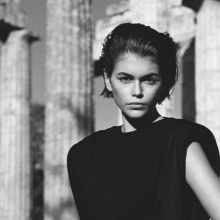 Η Kaia Gerber φωτογραφίζεται στο Ιερό του Δία στη Νεμέα για τη βρετανική Vogue