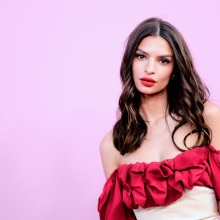 Η Έμιλι Ρατακόφσκι βρήκε ακόμη έναν προκλητικό τρόπο για να διαφημίσει τα μαγιό που φέρουν την υπογραφή της