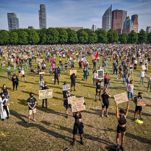 Ειρηνική διαδήλωση στη Χάγη για τη δολοφονία του μαύρου Αμερικανού Τζορτζ Φλόιντ