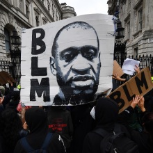 Βρετανία: Ενώ για δεύτερη ημέρα πραγματοποιήθηκε ογκώδης διαδήλωση κατά του ρατσισμού και της αστυνομικής βίας στο Λονδίνο, υπό ζητωκραυγές αποκαθηλώθηκε άγαλμα δουλέμπορου στο Μπρίστολ