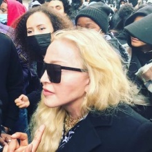 Και η βασίλισσα της ποπ, Μαντόνα, συμμετείχε στη διαδήλωση κατά της αστυνομικής βίας που πραγματοποιήθηκε το Σάββατο στο Λονδίνο με αφορμή τη δολοφονία του Τζορτζ Φλόιντ