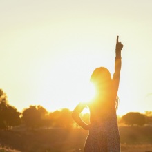 Ο Ήλιος λάμπει - Μία κοπέλα δείχνει με το δάχτυλο τον ουρανό