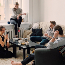 Φίλοι στο σπίτι με ασφάλεια