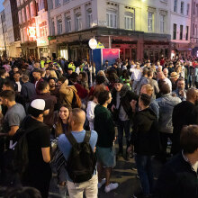 Κορωνοϊος στη Βρετανία: Κοσμοπλημμύρα στη συνοικία Σόχο του Λονδίνου, όπου άνοιξαν οι παμπ και τα εστιατόρια έπειτα από 3 μήνες