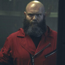 Ο «Ελσίνκι» του Casa de Papel, Ντάρκο Πέριτς, περνά τέλεια στις διακοπές του στην Ελλάδα και φαίνεται