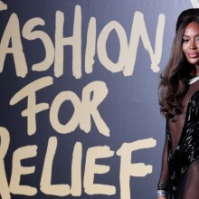 Ναόμι Κάμπελ: Γυμνή μόνο με καπέλο και γάντια στο Instagram