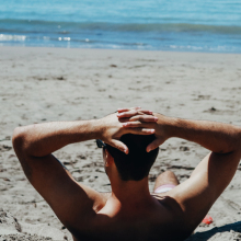 Ένας άντρας δοκιμάζει καλλιτεχνικό self-tanning
