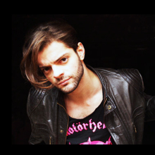 Συνέντευξη με τον εικαστικό Γιώργο Τζινούδη για τα ποπ κοσμήματα που φτιάχνει.