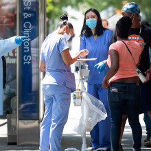 Οι ΗΠΑ υφίσταται μακράν το πιο βαρύ χτύπημα από την πανδημία του κορωνοϊού