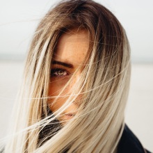 Κοπέλα με μακριά καστανόξανθα μαλλιά