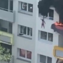 Δραματική διάσωση παιδιών που βρέθηκαν στο κενό από τον 3ο όροφο