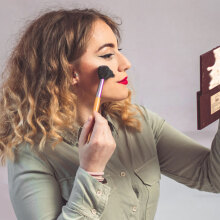 Κοπέλα που βάφεται