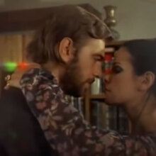 Λάκης Κομνηνός και Έλενα Ναθαναήλ σε σκηνή από την ταινία «Εκείνο το Καλοκαίρι»