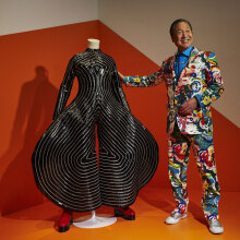 Ο Kansai Yamamoto με τη δημιουργία που φόρεσε και φωτογραφήθηκε ο David Bowie ©ΑΠΕ-ΜΠΕ/ALEJANDRO GARCIA