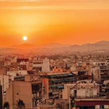 Η πόλη της Αθήνας από ψηλά με ήλιο