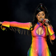 Η Cardi B αγαπά τα λογότυπα και το δείχνει στο instagram