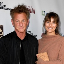 Κρυφός γάμος στο Χόλιγουντ: Ο Σον Πεν παντρεύτηκε την κατά 31 χρόνια μικρότερή του Λέιλα Τζορτζ, κόρη του σταρ του «Jurassic World», Βίνσεντ ντ' Ονόφριο