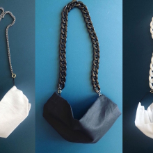 Η γερμανίδα σχεδιάστρια κοσμημάτων Saskia Diez δημιούργησε μάσκες προσώπου με αλυσίδες από ασήμι και χρυσό.