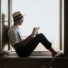 Πως αναγνωρίζεις έναν άνθρωπο που διαβάζει