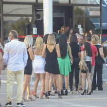 Ουρά έξω από το μαγαζί που τραγουδάει ο Νίκος Βέρτης στη Θεσσαλονίκη