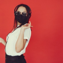 Γυναίκα που φορά μάσκα προστασίας 