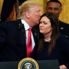 O Ντόναλντ Τραμπ και η πρώην εκπρόσωπός του, Σάρα Σάντερς