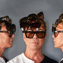 Ο σχεδιαστής μόδας Λάκης Γαβαλάς μιλάει για τα γυαλιά στο podcast του στο pod.gr