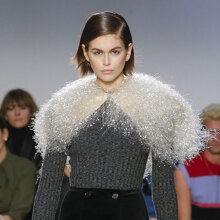 Το μοντέλο Kaia Gerber στην επίδειξη μόδας του JW Anderson για το Φθινόπωρο 2020