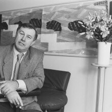 Ασπρόμαυρη φωτογραφία του Sir Terence Conran, σχεδιαστή επίπλων, δημιουργού των καταστημάτων Habitat, Φεβρουάριος 1985. ©Getty Images/ Steve Wood