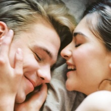 Άντρας και γυναίκα ξαπλωμένοι αγκαλιά