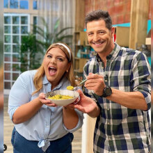 Η παρουσιάστρια Δανάη Μπάρκα και ο σεφ Απόστολος Ρουβάς