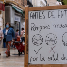 «Πριν μπείτε, φορέστε μάσκα για την ασφάλεια όλων μας» το μήνυμα στην είσοδο καταστήματος στην Ισπανία