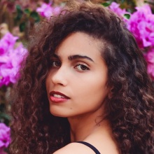 Κοπέλα με σγουρό μαλλί