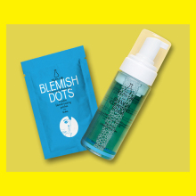 Τα εργαστήρια της YOUTH LAB. δημιούργησαν για τις ανάγκες του λιπαρού δέρματος δύο νέες φόρμουλες: τον BLEMISH CLEANSING FOAM και τα επιθέματα BLEMISH DOTS.