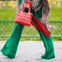 Οι «καμπάνες» παντελόνια ξαναχτυπούν