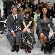 Η Cardi B κάθεται δίπλα στην Anna Wintour 