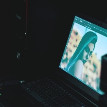 Γυναίκα στην οθόνη του laptop