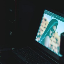 Γυναίκα στην οθόνη του laptop