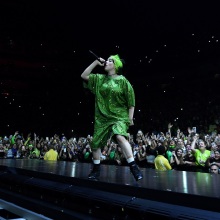 Η τραγουδίστρια Billie Eilish σε ζωντανή εμφάνισή της